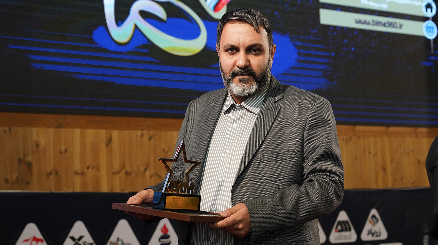 تندیس یازدهمین اجلاس رضایتمندی مشتری به ایران‌ کیش اهدا شد